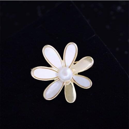 2020 Korean Creative Small Daisy Brooches for Women Designer Elegant Freshwater Pearl Enamel Pins Cute Simple Flower Brooch Pin