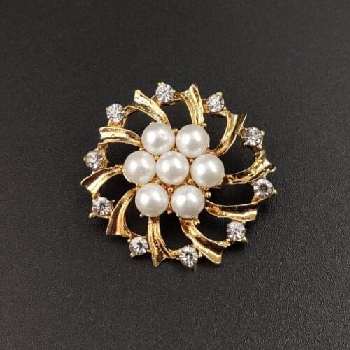 2021 Fashion Pearl Flowers Fixed Charm Safety Pin Brooch Sweater Cardigan Clip Chain Brooches Jewelry Luxury Accessories