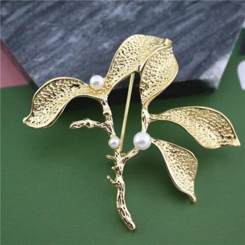 Customized new electroplating golden leaf brooch elegant atmosphere simple temperament brooch pearl brooch female