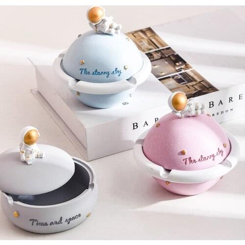 Smoke-Free With Lid Resin Astronaut Ashtray Cigar Ashtray Smokeless Ashtray Living Room Table Accessories Gift for friend M59