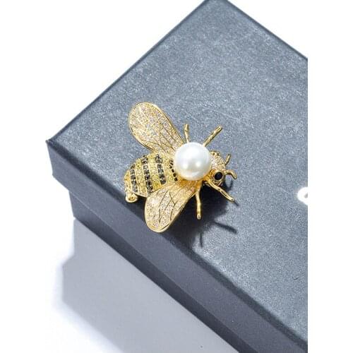 Fashion Pearl Brooch Cute Creative Fixed Clothes Decorative Anti-slip arc Brooch for Women Anti-Exposure Neckline Buckle