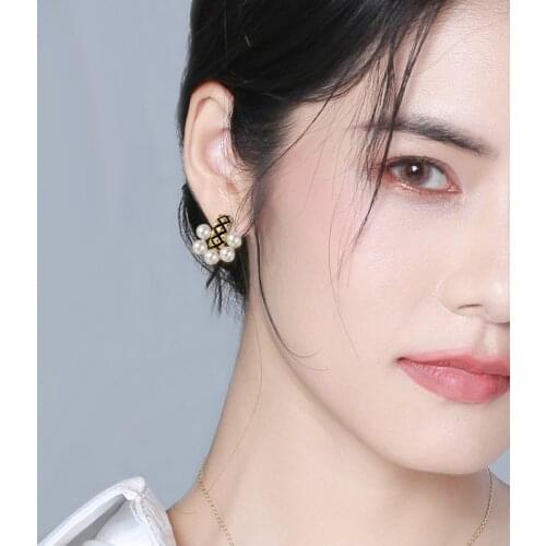 Pearl earring stud earrings earrings female summer with the new tide in 2021 small silver earrings design feels cold wind