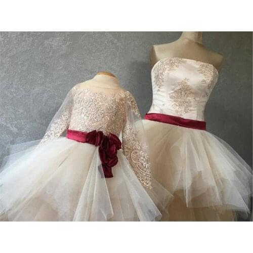 White Ivory Vintage Lace Mother Daugher Dresses White Lace Mom and Girls Matching Dresses For Wedding Mom Girls Photo Props Gown