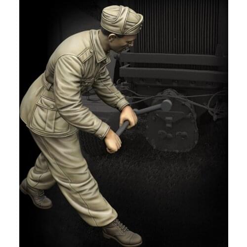 1/35 Resin Model figure GK Soldier ITALIAN INFANTRY ‘CRANKING UP’ Military theme of WWII Unassembled and unpainted kit