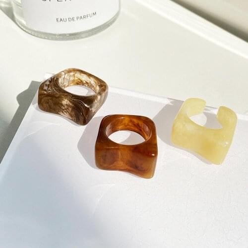 New Vintage Fashion Printing Grain Resin Ring Square Cool Wind Ring Wide Ivory Color Acrylic Rings For Party Girl Jewelry Gifts