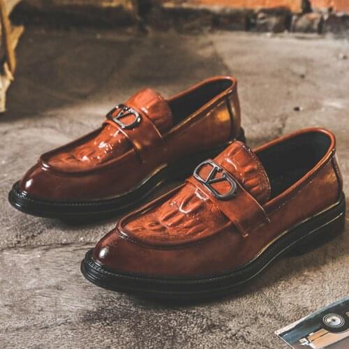 Mens leather casual shoes, high-end crocodile pattern soft-soled calfskin shoes, hand-made driving shoes, peas shoes