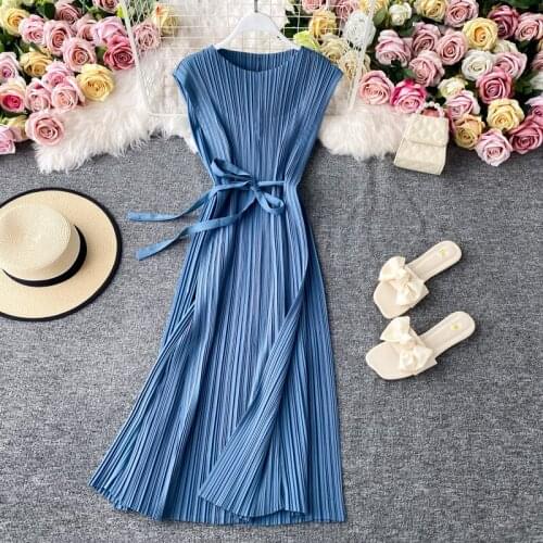 Temperament goddess fan dress summer 2021 new mid-length style popular commuter knee elegant pleated skirt sleeveless Z910