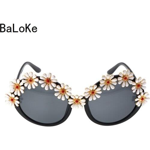 Baroque Retro Pearl Sunglasses Women Hand Made Fashion Insect Sandy Beach Sunglasses Ladies Round Oversize Sunglasses