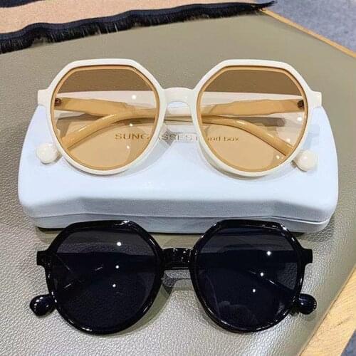 2021 Fashion Tea Sunglasses Women Ocean Water Cut Trimmed Lens Curved Temples Sun Glasses Female Rivet Shades Vintage Sunglasses