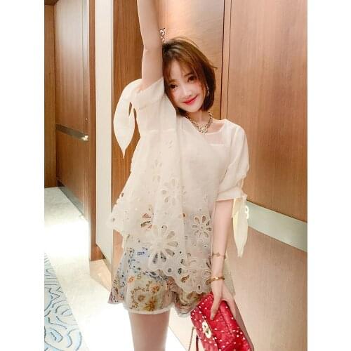 Round collar match condole top summer new hollow embroidery flowers