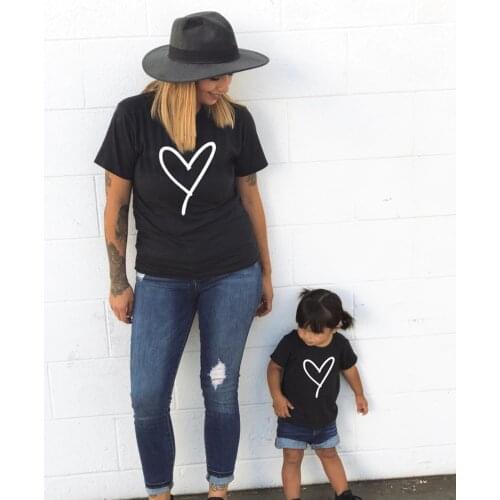1pcs 1pcs Mommy and Me Heart Print Matching T Shirt Mom and Son Daughter Family Look Clothes Besties Mama and Kids Outfits
