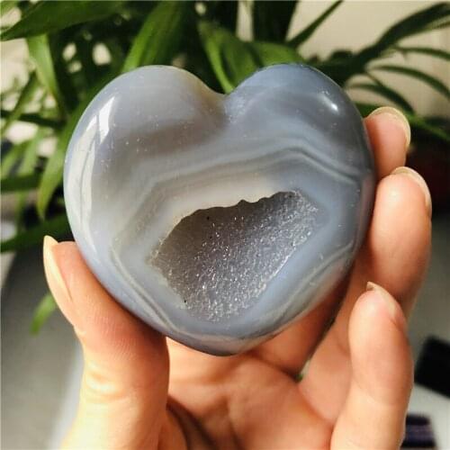Natural crystal, heart-shaped agate crystal cluster, home decoration palm stone is very beautiful