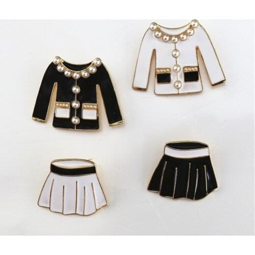 Retro exaggerated black and white dripping glaze Inlaid imitation pearl long sleeve Short skirt brooch Coat coat collar brooch