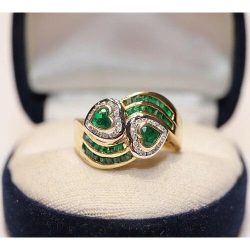 VINTAGE ORIGINAL 18K GOLD NATURAL DIAMOND AND EMERALD DECORATED STRONG RING