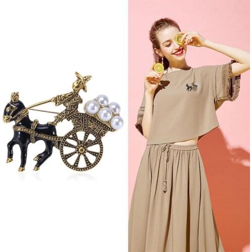 High-end classic retro style donkey pull cart pearl fawn animal pin brooch ladies mens pin sweater jacket with accessories