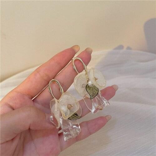 Korean version of high-end design silk yarn petal acrylic earrings, retro, exquisite fashion and individual earrings for women