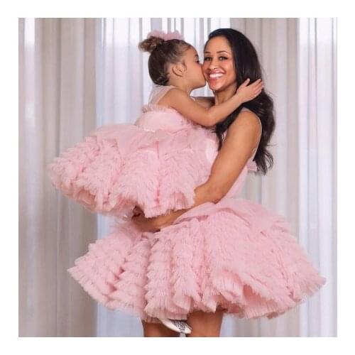 Cute Pink Mother And Daughter Tulle Dresses Extra Puffy Short Tiered Ruffles Mom And Me Photo Shoot Gowns