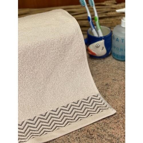Medium size hand face towel with natural zigzag pattern, dries very easily, has a length of 40x55cm