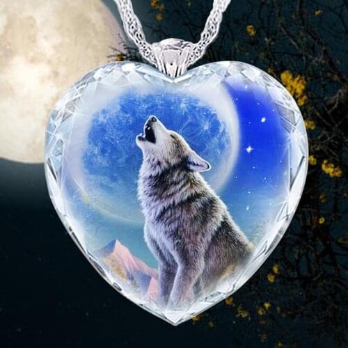Womens Heart Shaped Crystal Wolf Pendant Necklace Exquisite Fashion Womens Blue Gem Pendant