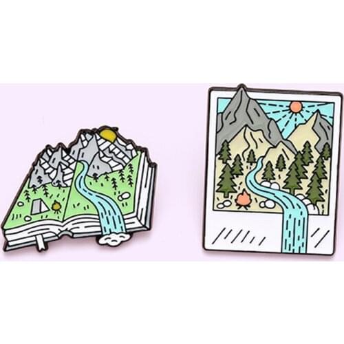 Berg Bos Foto Emaille Pins Custom Boek Broches Bag Kleding Revers Pin Badge Sieraden Cadeau Voor Vrienden Groothandel