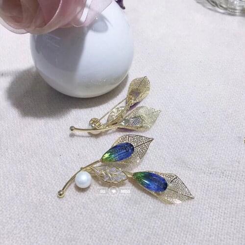 Elegant Pin Big Crystal Jewelry Flower Brooch Lily with Gold Color Pearl Giraffe Women Breast Pin Fashion Ladys Garments