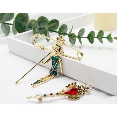 Palace Retro Style Brooch Crystal Rhinestone King With Wand Brooch Safety Pins Brooches Women Sweater Broches