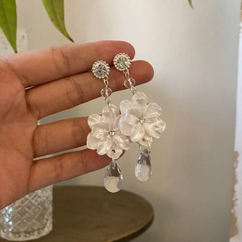 French White Shell Flower Long Crystal Clip Earrings No Hole Simple Retro Camellia Flower Clip on Earrings Without Piercing