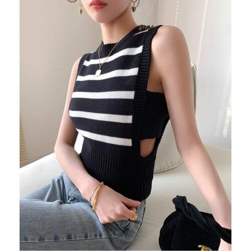 Spring Summer 2021 New Waist Slimming Round Neck Pullover Vest Sleeveless Waist Slim Bottom Vest Woman Classic White Black Vest