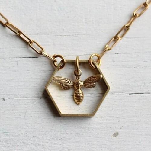 Fashion Creative Good Bee Pendant Necklace Hollow Hexagon Three Dimensional Geometric Insect Shape Clavicle Chain Jewelry