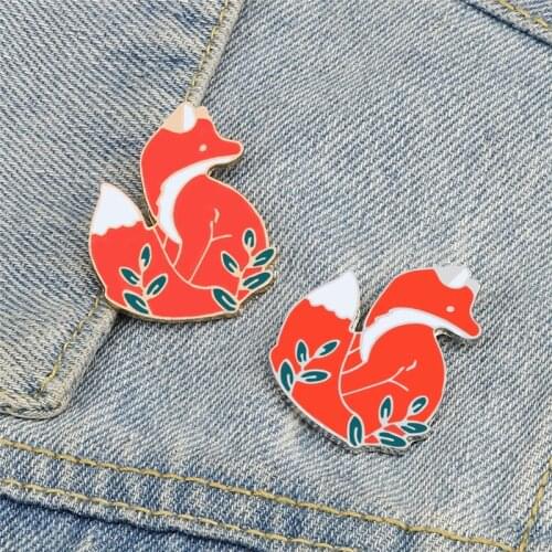 Fashion Animal Fox Brooches Cartoon Cute Big Tail Enamel Pins Anime Metal Badges For Kids Friends Shirts Denim Pin Jewelry Gifts