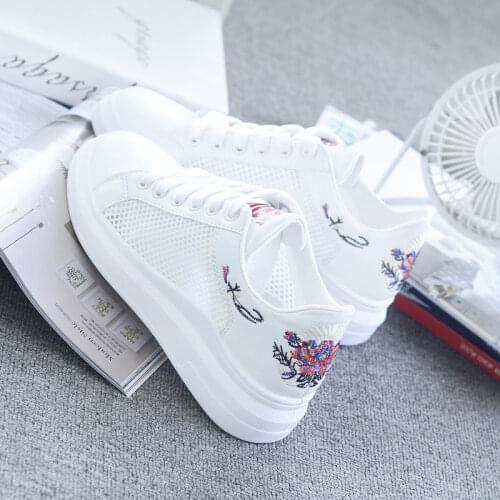 2021 New Spring Women Casual Shoes Fashion Embroidered White Sneakers Breathable Flower Lace-Up Women Sneakers Sports Shoes