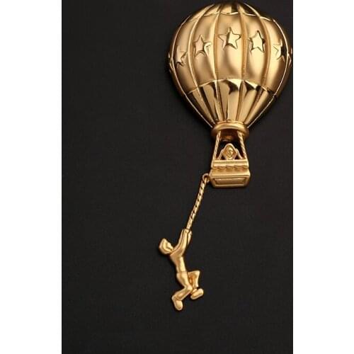 Retro gold hot air balloon sweater brooch womens simple high-end temperament coat pin accessories