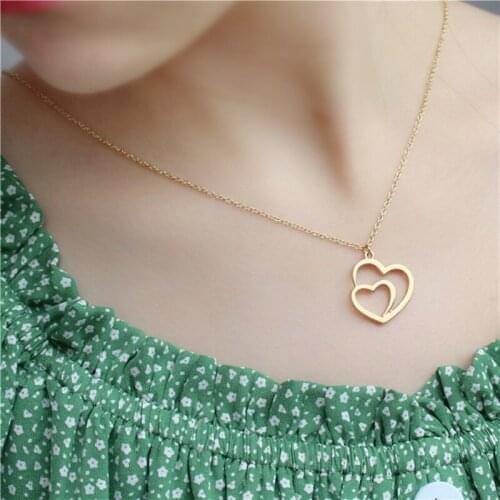 Popular in Europe and the United States, hollowed-out double heart necklace as a gift for mom and girlfriend
