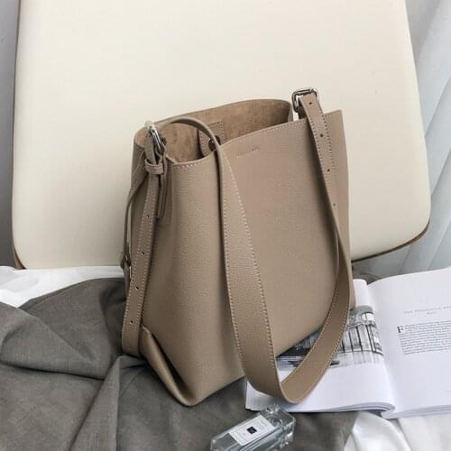 Wide Shoulder Strap Bag Large Capacity Bucket Bag Female 2021 New Leather Shoulder Bag Simple Temperament Messenger Female Bag
