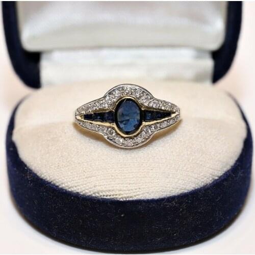 VINTAGE ART DECO STYLE 18K GOLD NATURAL DIAMOND AND SAPPHIRE DECORATED RING
