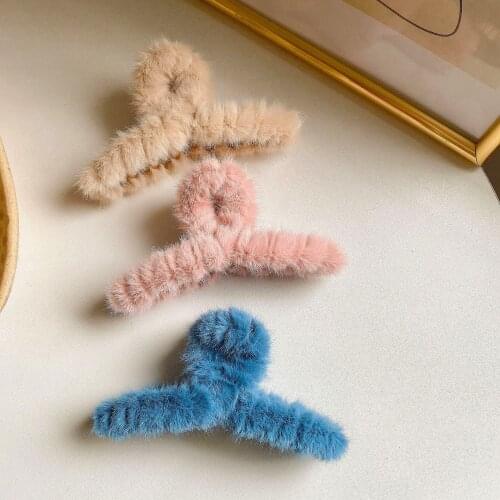 1Pcs Very popular Lady Innocent Fan Hairy Hair Accessories Girls Shark Clip Color On The Back Of The Head