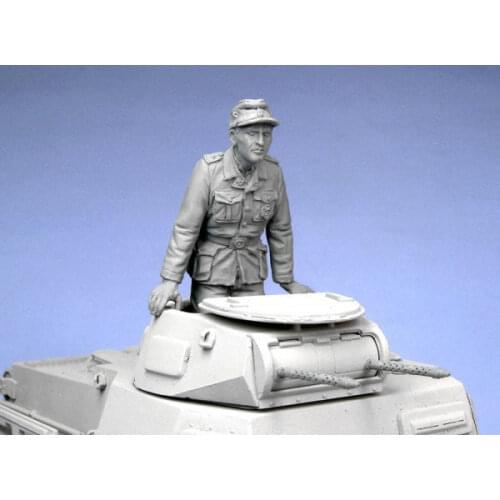 Resin Figure 1/35 ancient man officer stand (NO TANK ) Model Unassambled Unpainted Figure Building Kit