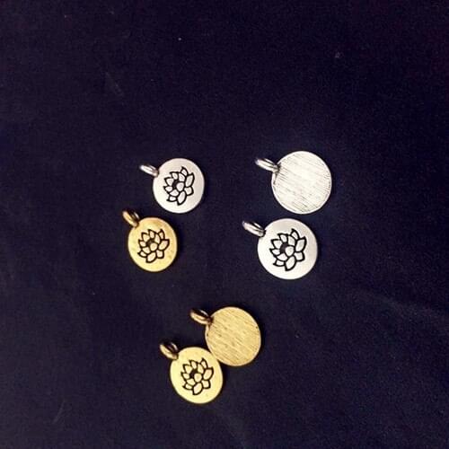 10pcs) Jewelry DIY Cute Tierra Cast Style Lotus Charm Fleur de Lis Dijes De Iniciales Lotus Printed Yoga Charms