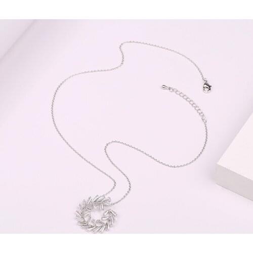 2020 New Fashion Womens Sweet Leaf Round Pendant Necklace Elegant Zircons Inlay ExquisiteTrendy Jewelry Accessory Party gift