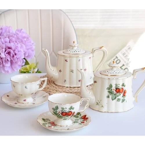 French Retro Teapot Coffee Cups Set Gold Edge Cup Saucer Strawberry Flower Big Teacup English Afternoon Tea Restaurant Bar Cafe