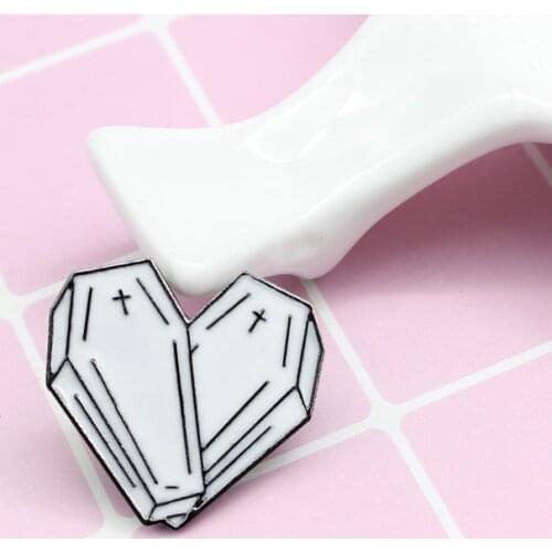 Lovely White Heart-Shaped Brooch Simple Jewelry Represents The Gift Of Pure Love Friendship Affectionate Jewelry To Give Lover