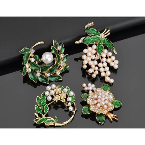 2021 Spring New Style Fashion Vintage Imitation-pearl Drops Oil Leaf Wreath Cardigan Brooches For Women Banquet Birthday Gifts