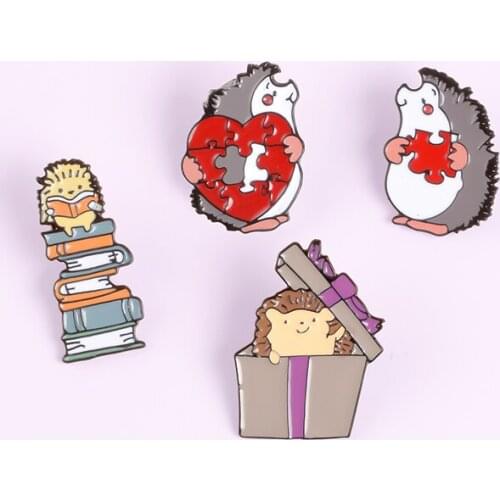 Little hedgehog puzzle Brooch Cartoon cute animal Enamel Lapel Pin Read book Gift box Hedgehog badge funny jewelry for friend