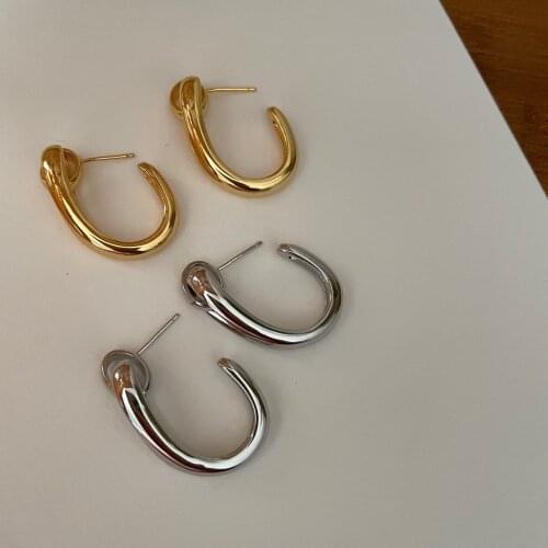 Online celebrity with Korean cold minimalist C hollow circle earrings clip French metal ear ring