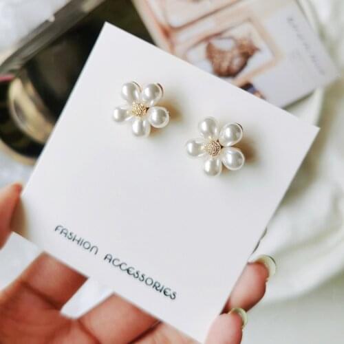 Small Elegant White Pearls Flower No Ears Hole Bride Earrings Women Flowers Imitation Pearls Clip Earrings Without Piercing