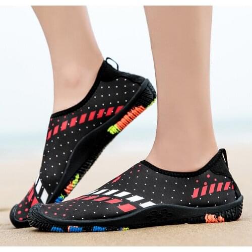 2021 Summer Men Slip on Aqua Shoes Swimming Fishing Upstream Beach Barefoot Shoes Breathable Lightweight Soft Male Water Shoes