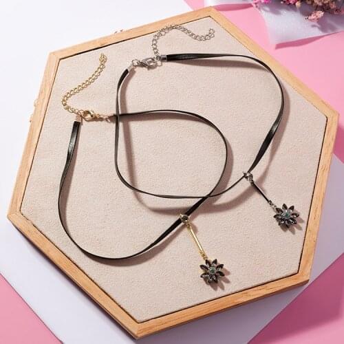 2021 Hot Sale Fine Jewelry Crystal from Swarovskis Personality sexy necklace Vintage crystal flower pendant clavicle chain Women