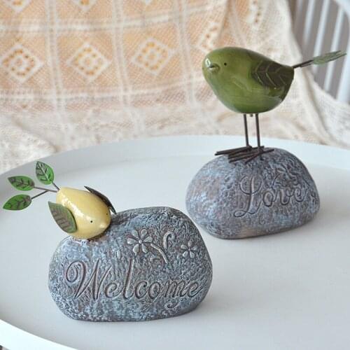 American Style Ceramic Stone Shape Welcome Love Sign Plaques With Lovely Green Yellow Iron Bird Decor On Home Garden Table Piece