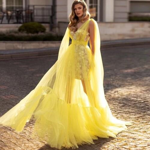 2021 Sexy Charming Yellow Prom Party Dresses Lace V Neckline Sleeveless Back Out Wedding Guest Gowns See Through Skirt Pleating
