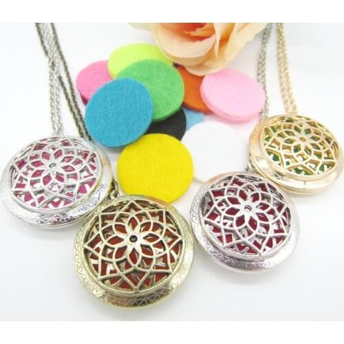 Women`s Floral Hollowed Out Locket Photo Frame with 8pcs Changeable Felt Pads DIY Essential Oil Pendant Necklace Bijoux